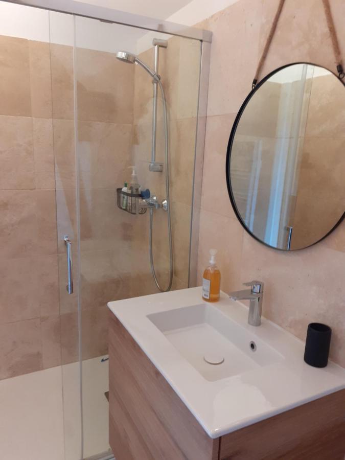 La Fee Des Eaux Bed & Breakfast Vernaison ภายนอก รูปภาพ